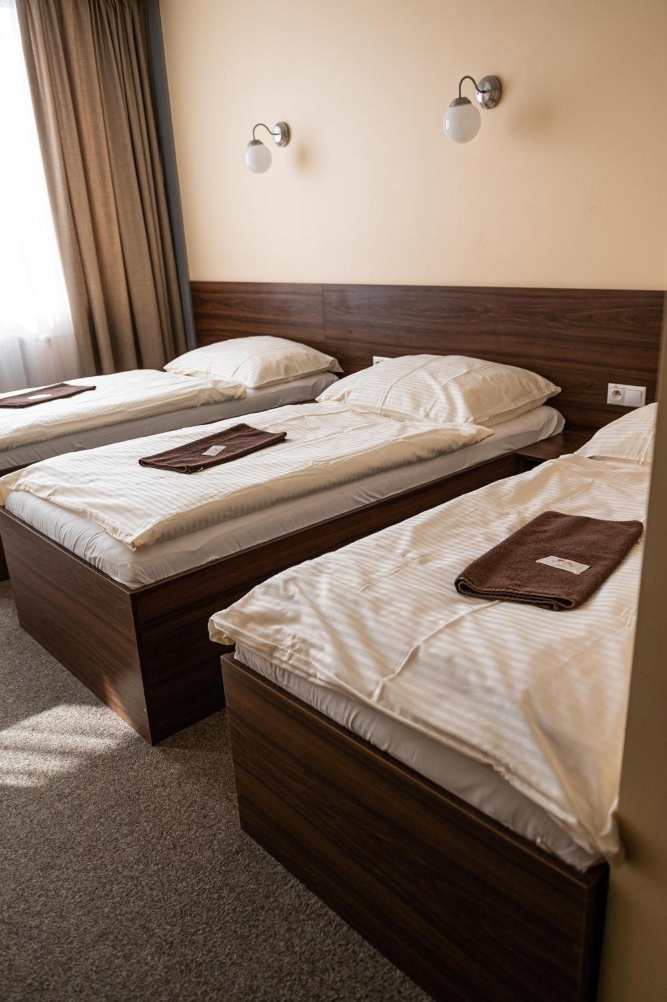 City Hotel B&B, Reception 24 7, 800M Od-From R1, Free Parking Банска бистрица Екстериор снимка