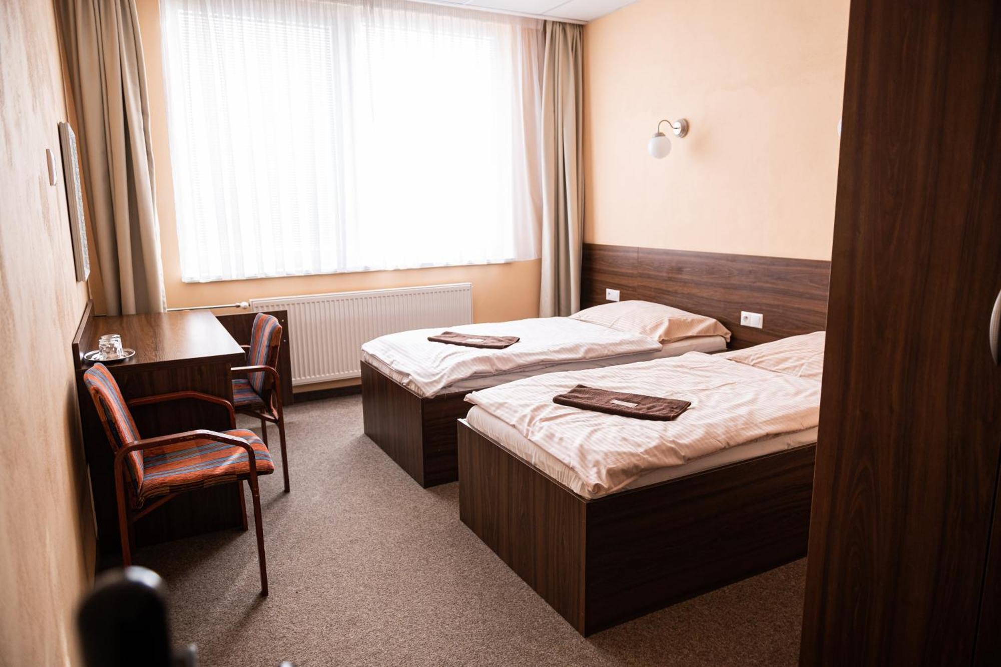 City Hotel B&B, Reception 24 7, 800M Od-From R1, Free Parking Банска бистрица Екстериор снимка