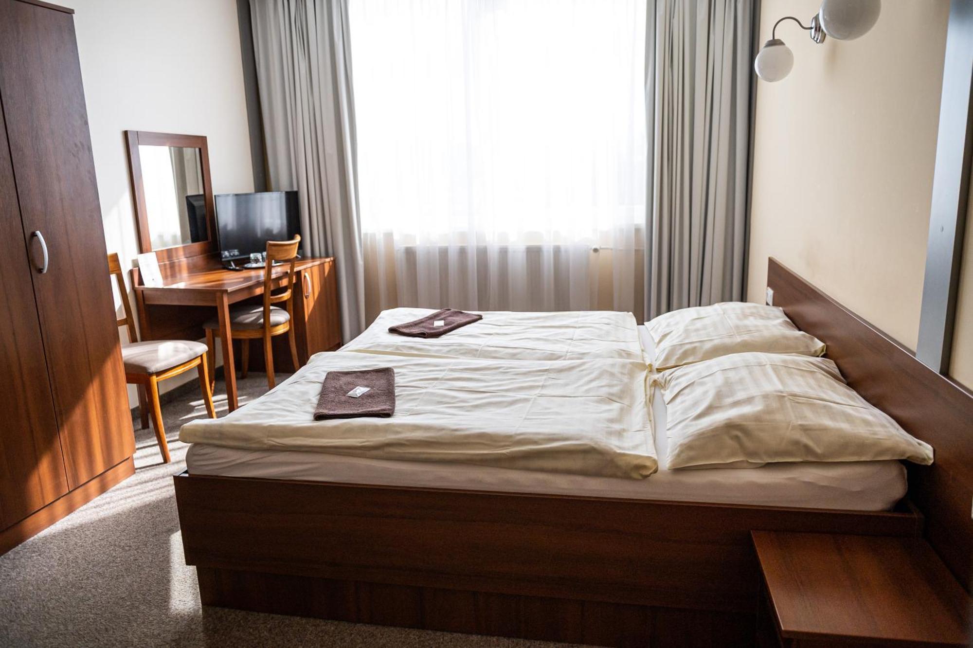City Hotel B&B, Reception 24 7, 800M Od-From R1, Free Parking Банска бистрица Екстериор снимка