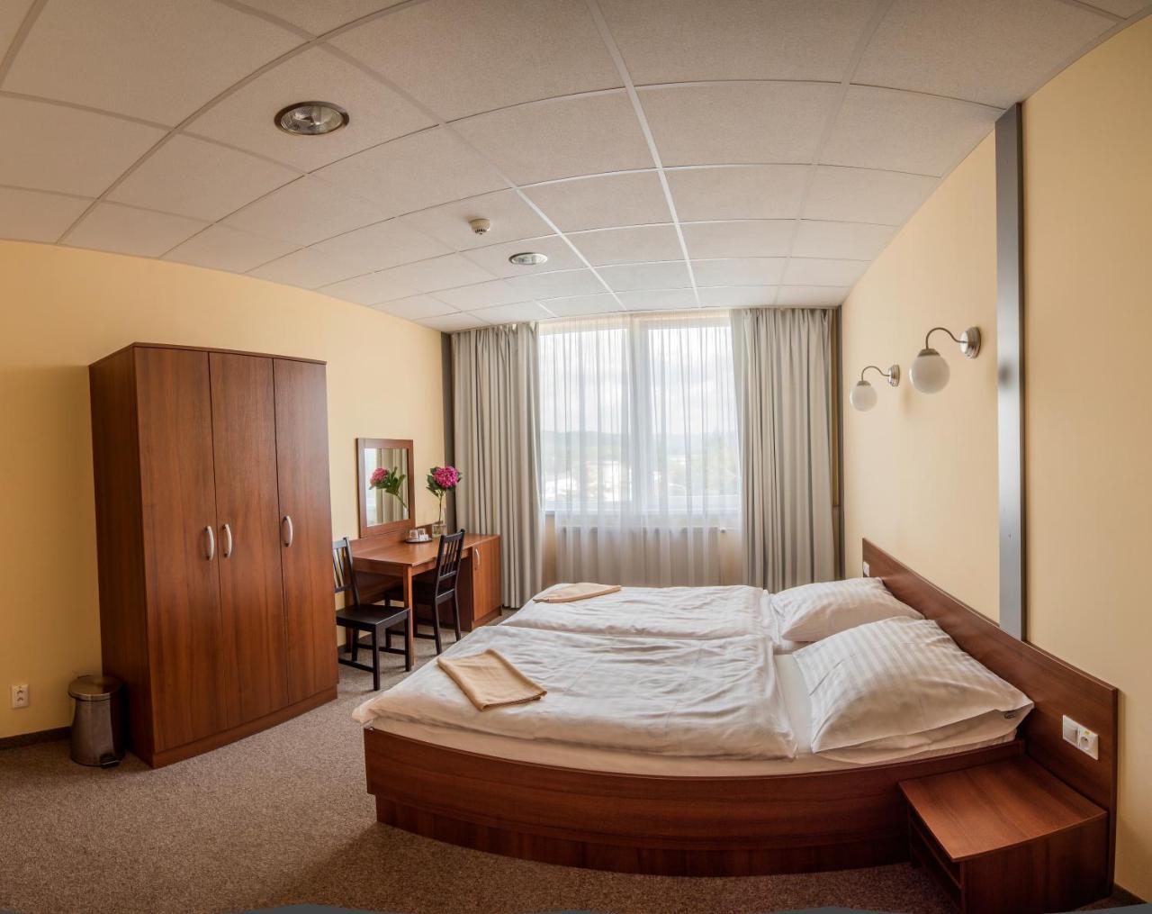 City Hotel B&B, Reception 24 7, 800M Od-From R1, Free Parking Банска бистрица Екстериор снимка