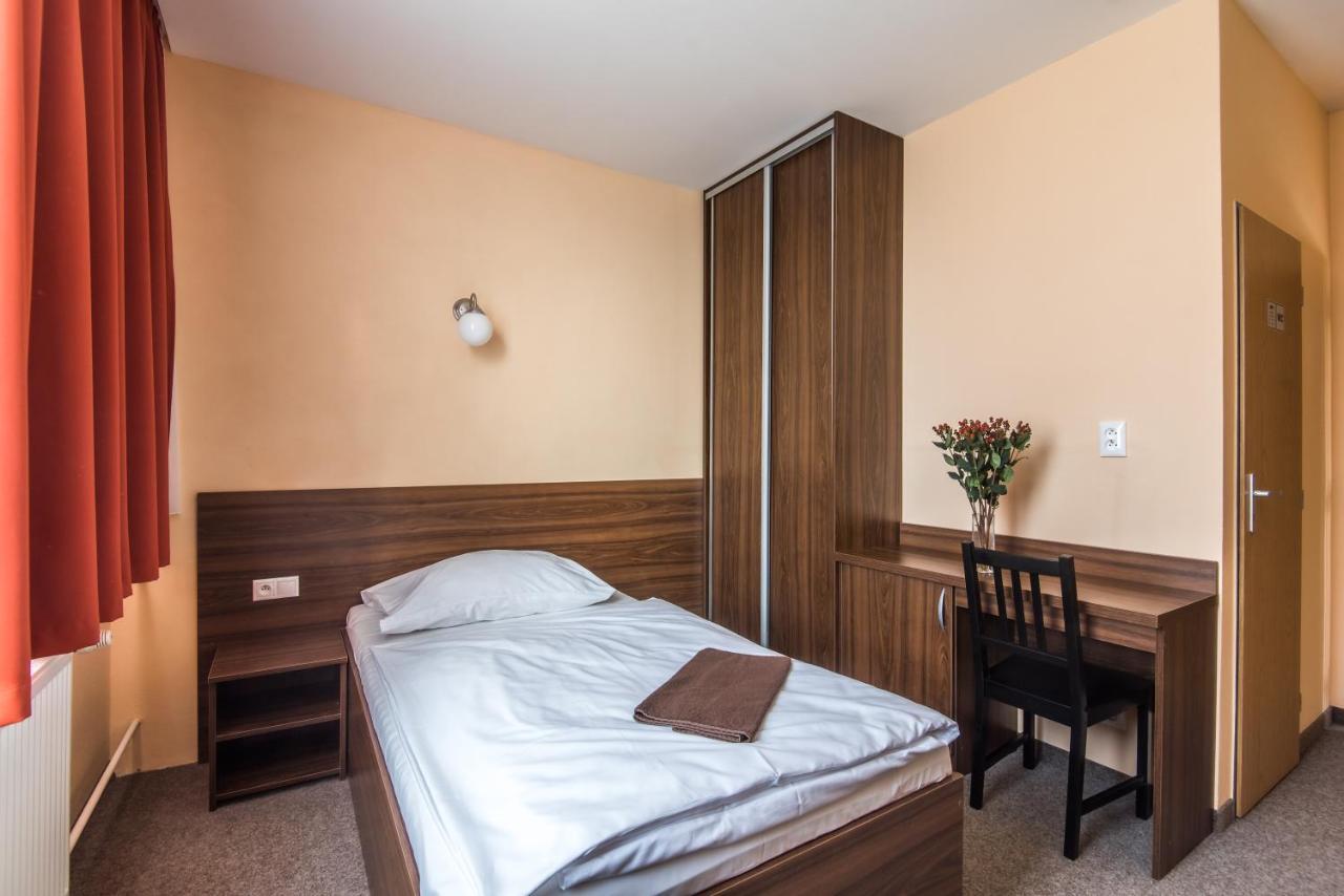 City Hotel B&B, Reception 24 7, 800M Od-From R1, Free Parking Банска бистрица Екстериор снимка